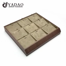 Cina Vassoio dell'orecchino della collana del vassoio del ciondolo di legno personalizzato di Yadao con cuscinetto mobile per il display dei gioielli produttore