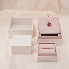 الصين يادو تخصيص مجوهرات التغليف مربع مربع مواد الورق في الألياف الدقيقة العارية الأكثر شعبية للألوان العارية للإدراج الصانع