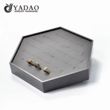China Yadao cinza Leatherette & Anel de veludo Display com slots para exibir anéis em seu showroom. fabricante