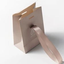 Κίνα Yadao handmade CMYK printing paper bag gift packaging bag with custom logo and ribbon clousure κατασκευαστής