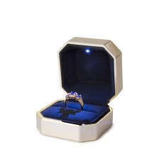 porcelana Yadao hecho a mano personalizar laca de color caja de anillo de luz LED embalaje de joyería con logotipo fabricante