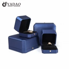 الصين YADAO مربع من البلاستيك الفاخرة للمجوهرات التعبئة والتغليف الملكي الأزرق مربع مخصص في ثمانية الزاوية مع إغلاق زر الصانع