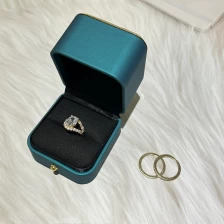 中国 Yadao luxury plastic box jewelry packaging box for ring round corner plastic with button メーカー