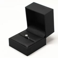 porcelana Joyero de cuero elegante clásico negro para anillo / colgante / collar / pulsera / brazalete fabricante