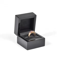 中国 black lacquer painting wooden jewelry box packaging ring box slot insert leather inner メーカー