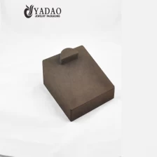 Chine personnalisé disponible taille flexible couleur petit design carré mdf velours simili cuir collier pendentif présentoirs buste fabricant