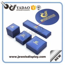 Chine personnaliser bleue boîte à bijoux capot du papier en plastique PU boîte à bijoux d'emballage en plastique fabricant
