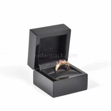 Китай Настройка глянцевой лакированной живописи Деревянная кольцевая коробка с кольцом кольцо упаковочная коробка Debossed Logo на PU кожаная внутренняя крышка производителя