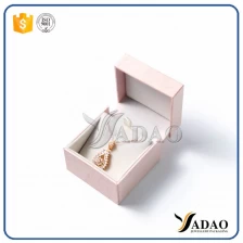 China elegante schöne attraktive Massenverkauf handgefertigte maßgeschneiderte Kunststoffbox Kunststoffbox für Schmuckverpackungen mit Ring Armreif Ohrring Armband Halskette Hersteller