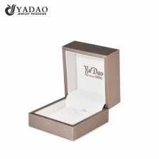 China Caixa de jóias de plástico caixa de jóias para embalagem de pingente moldura mais grossa com logotipo de impressão fabricante