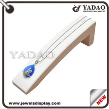 Chine OEM classique à la mode designable fin, ODM disponible en gros mdf enduit de présentoirs de bracelet en cuir PU / velours fabricant