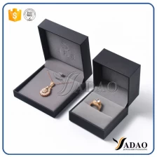Čína špičkový delikátní MOQ velkoobchodní přenosný hezký plast z PU kůže se sametovým vnitřním jádrem pro šperky jako přívěsek / prsten výrobce