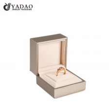 Cina scatola di imballaggio di gioielli di lusso di fascia alta scatola di anelli di fessura per imballaggio in plastica scatola di gioielli regalo di Natale produttore
