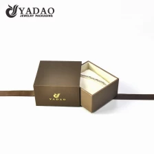 China acabamento de alta qualidade caixa de joias de plástico gaveta travesseiro pulseira caixa de embalagem de relógio com laço de fita fabricante