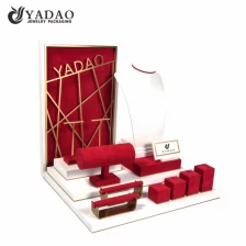 Cina high quality wooden jewelry display set classical red color microfiber display stands with metal elements for Christmas holiday season produttore