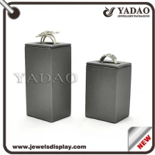 China Luxus aus schwarzem Leder Schmuck-Display-Fingerring stand / Fingerring Halter Hersteller