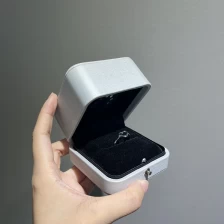 Κίνα Premium Textured Silver Leather Button Design Ring Box κατασκευαστής