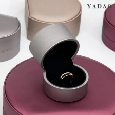 Chine Prêt à expédier |Boîte de bijoux en cuir de luxe PU Half Round Design Boîte d'emballage de luxe peut être commande en petite quantité fabricant