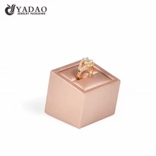 porcelana soporte de exhibición de anillo de oro rosa fabricante