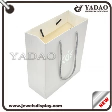 porcelana Bolsos de mano de papel / de mano al por mayor de MOQ personalizados adorables de alta calidad simples para empaquetar joyas / compras fabricante