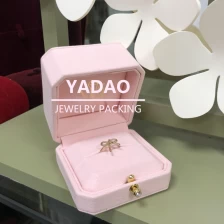 中国 柔らかいピンクの高級マイクロファイバー覆われたボタンの蓋のイヤリング包装の表示箱 メーカー