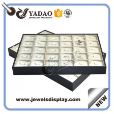 China stapelbar Tablett aus Holz Schmuck-Display Tray Ring Display Tray Clip Einsatzhalter PU-Leder Abdeckung fertigen Ring Hersteller