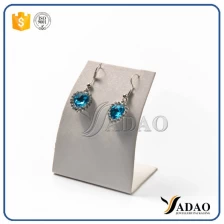 Chine mince abordable en gros couleur personnalisée taille flexible en cuir en métal double utilisant un porte-bijoux pour boucle d'oreille / pendentif fabricant