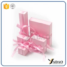 China einzigartige benutzerdefinierte Großhandel handgemachte rosa Pappkarton mit Hot Stamping Logo Ohrring Box / Ring Box / Halskette Box Hersteller