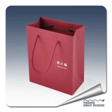 porcelana Bolsa de papel impresión de la insignia de lujo y papel de regalo superficie de papel rojo bolsa de joyas personalizadas al por mayor fabricante