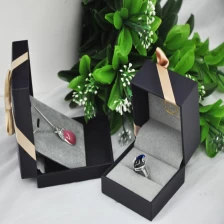 Chine bleu foncé gros boîte en cuir de luxe de haute qualité pour l'emballage de bijoux avec un ruban de papillon fabriqués en Chine fabricant