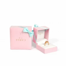 Chine vente en gros boîte à bijoux en plastique emballage de bijoux fente anneau boîte bowknot cadeau anneau boîte fabricant