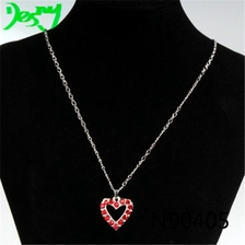 Cina $1 cheap red crystal silver gold hearts pendant necklace N90405 produttore