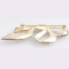 Çin Crystal tie golden brooches wholesale lot fashion brooch P80008 üretici firma