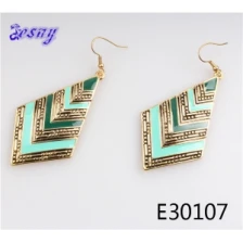 porcelana Ear piercing fashion paint hanging wholesale earrings E30107 fabricante
