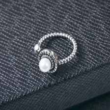 Cina China Supplier single pearl black silver adjustable classic ring for girls produttore
