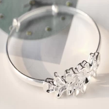China Fashion Sliver Bracelet with Carve Flower for Woman Gift manufacturer