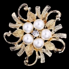 China New Women Top Quality Flower Pearl Broches Pins Jewelry Fashion Wedding Party Crystal Brooch Fashion  Jewelry manufacturer