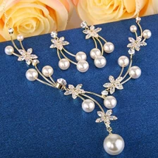 China Wholesale Pearl Flower Filigree Bridal Necklace Earrings Set Ivory Color Hersteller