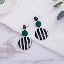 porcelana Zinc Alloy PMMA Sandalwood Earring Manufacturer from China fabricante