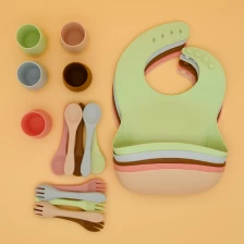 China Easily Wipes Clean Waterproof Silicone Bib for kids,Comfortable Soft Silicone Baby Bib manufacturer