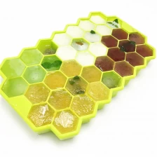 Китай Легкий выпуск 37 Cavity Bee Сотовый силиконовый лоток для льда с крышкой, замороженный мини-кубик для приготовления льда производителя