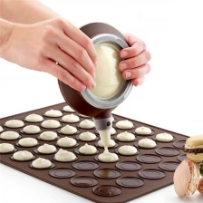 China Nonstick Macaron Baking Mat, FDA goedgekeurde siliconen Cookie Macaron-bakset met piping potsproeiers fabrikant