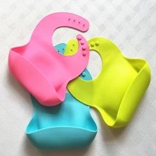 China Wasserdichte Soft Silikon Baby Fütterung Lätzchen mit Essen Catcher Tasche, Food Catcher Silikon Lätzchen Hersteller