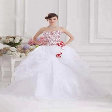 China Neues Design weiße Rüsche Stickerei Pailletten vestidos de 15 Quinceanera Dress Ballkleid Hersteller