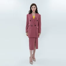 China Blazer de moda feminina com bolsos assimétricos fabricante