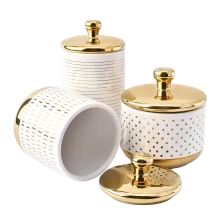 Chine Poctes de bougie en céramique blanche de luxe avec finition de placage d'isolement de couvercle doré fabricant