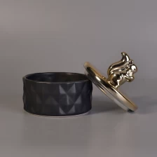 Chiny Matowy czarny ceramiczny słoik z wytłoczonym wzorem diamentowym z błyszczącą złotą pokrywą producent
