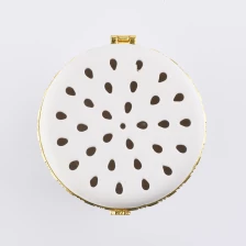 中国 大豆の蝋燭のための金の縁のふたが付いている円形の白いセラミックキャンドルジャー メーカー