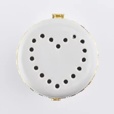 Cina Candeliere ceramiche bianche rotonde con coperchio a forma di cuore per candela di soia produttore