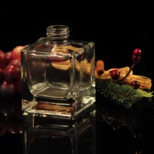 China Claro frasco de perfume de vidro quadrado com tampa de rosca fabricante